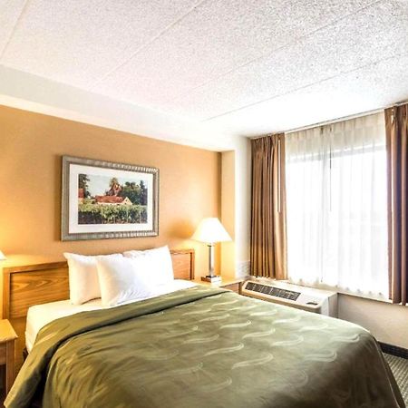 Norwood Inn & Suites Milwaukee Bagian luar foto