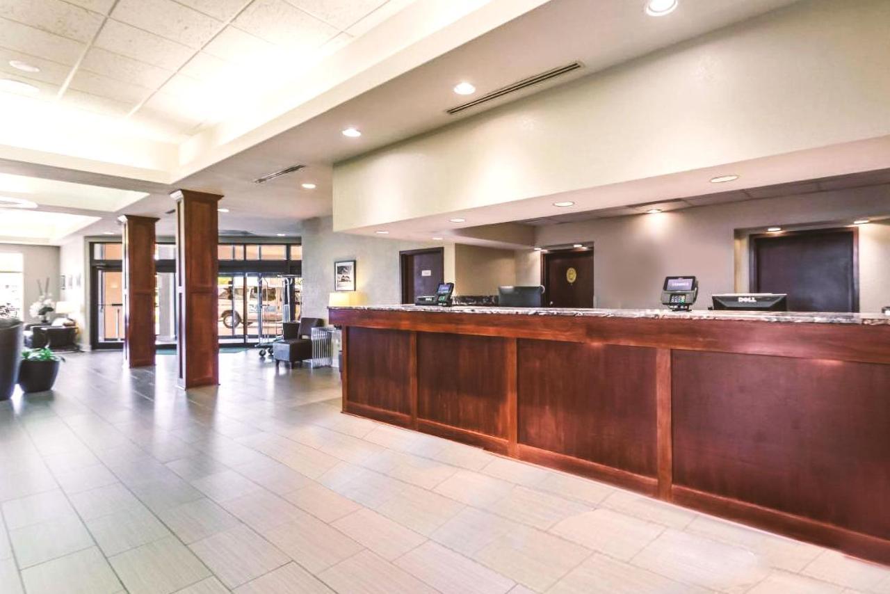 Norwood Inn & Suites Milwaukee Butler Bagian luar foto