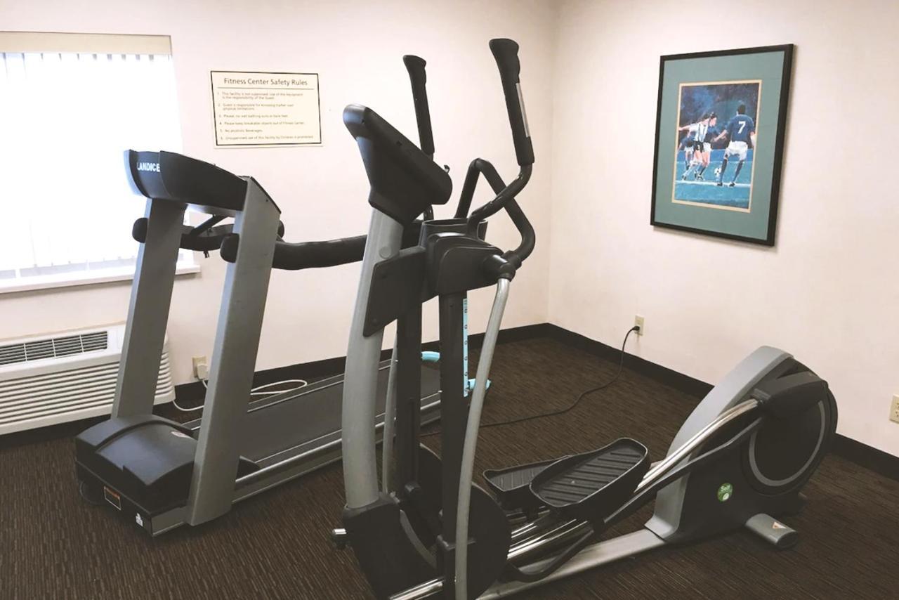 Norwood Inn & Suites Milwaukee Butler Bagian luar foto