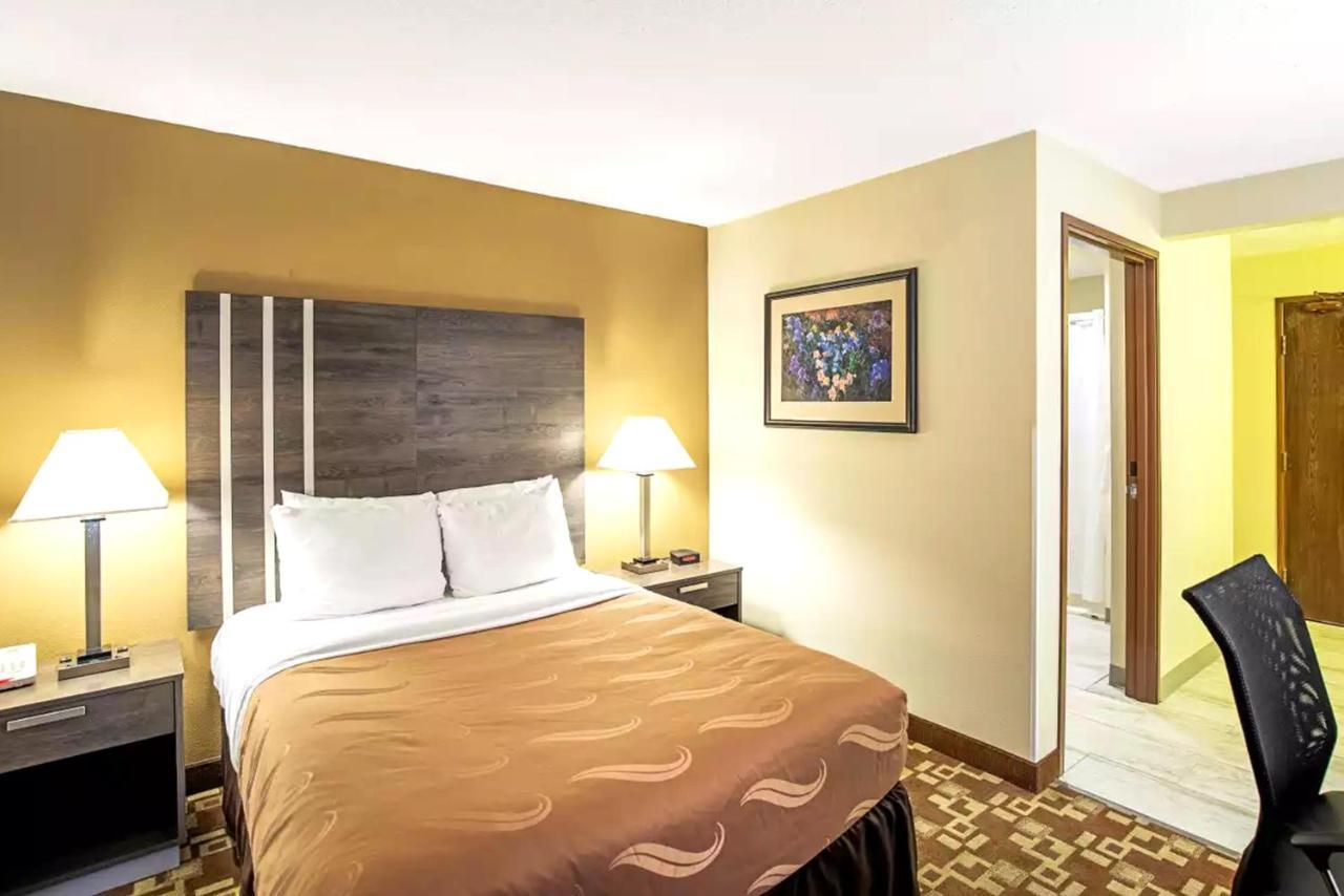 Norwood Inn & Suites Milwaukee Butler Bagian luar foto