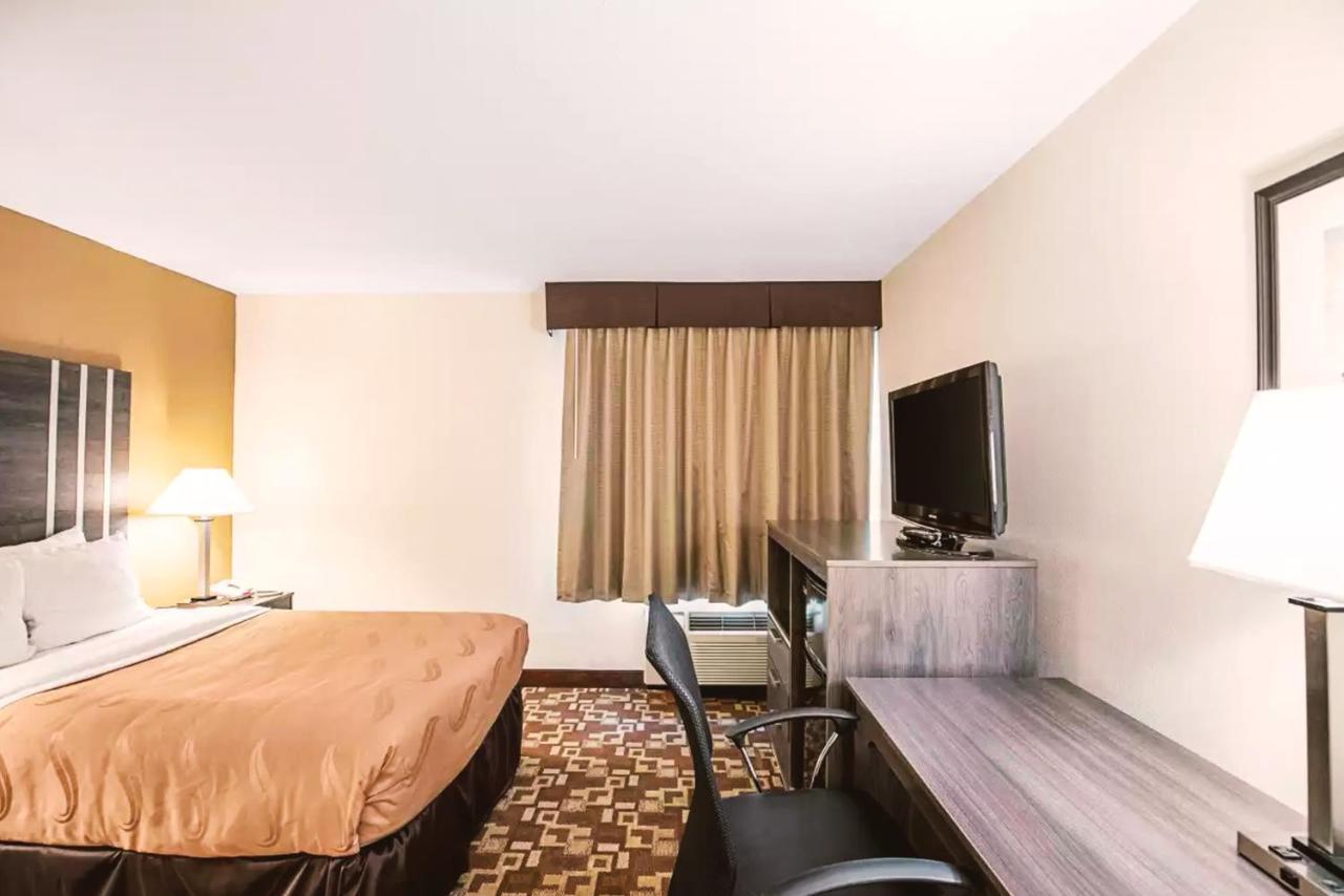 Norwood Inn & Suites Milwaukee Butler Bagian luar foto