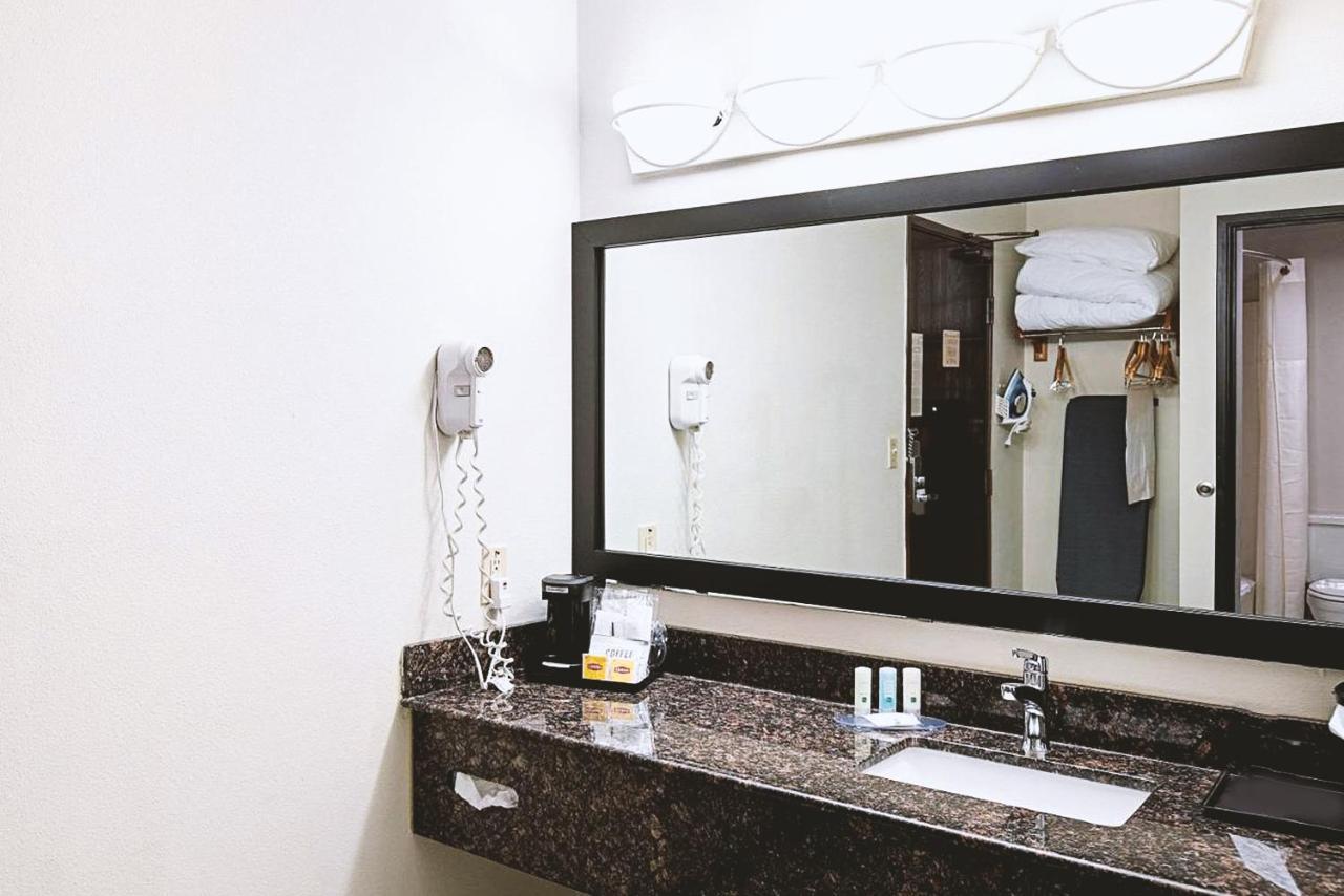 Norwood Inn & Suites Milwaukee Butler Bagian luar foto
