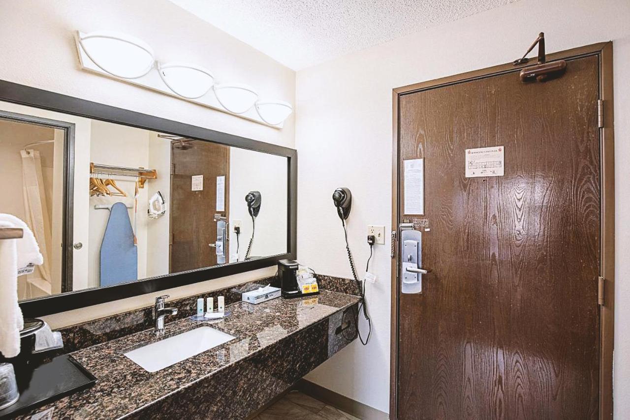 Norwood Inn & Suites Milwaukee Butler Bagian luar foto