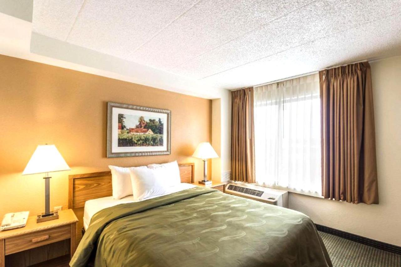 Norwood Inn & Suites Milwaukee Bagian luar foto