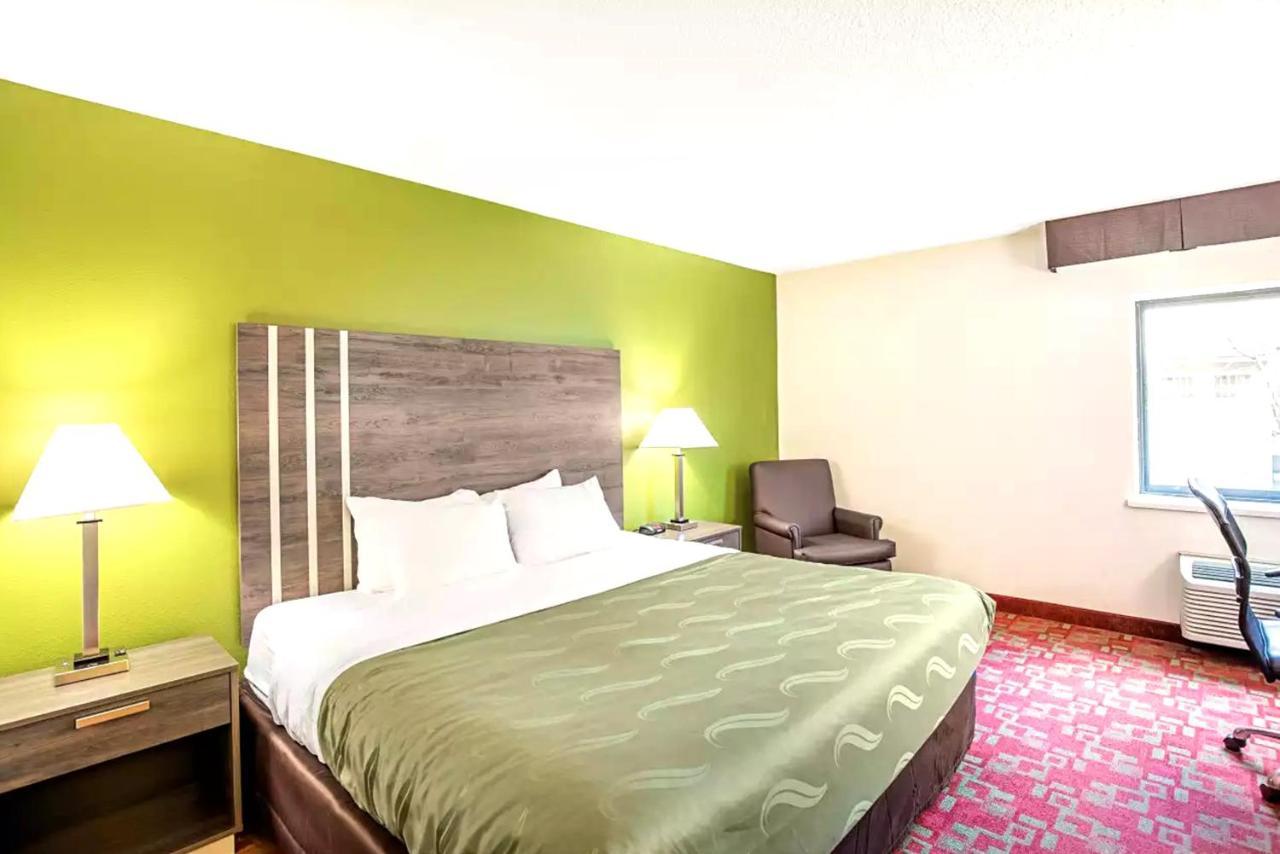 Norwood Inn & Suites Milwaukee Bagian luar foto