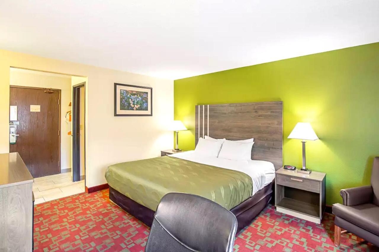 Norwood Inn & Suites Milwaukee Bagian luar foto