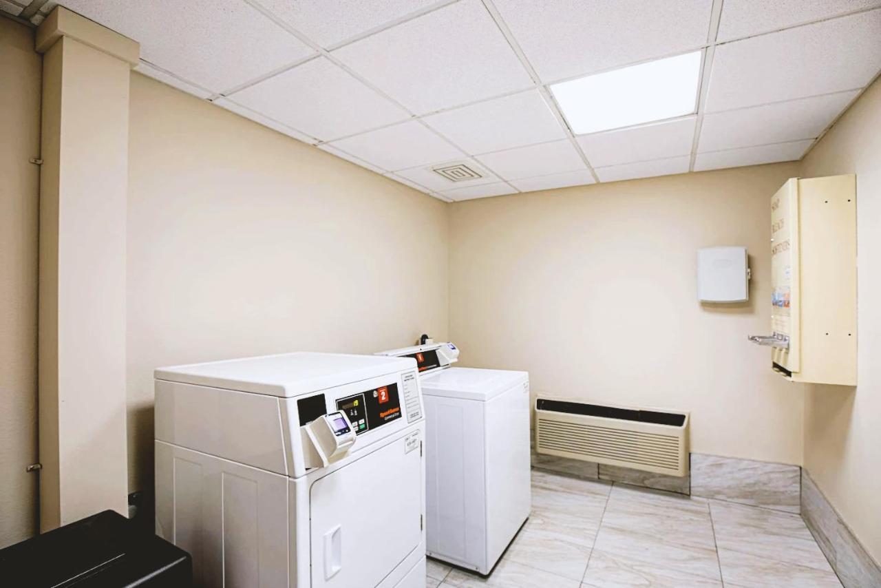 Norwood Inn & Suites Milwaukee Butler Bagian luar foto