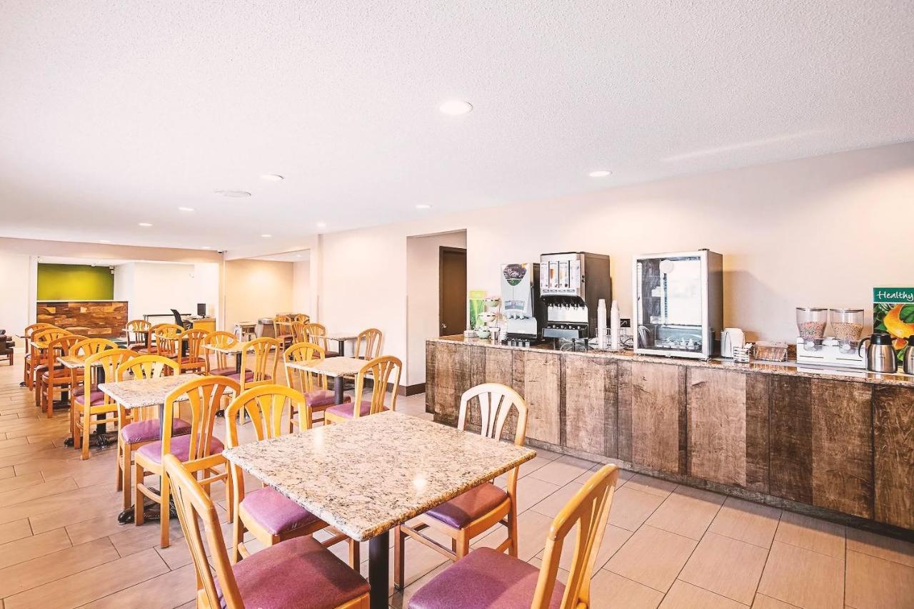 Norwood Inn & Suites Milwaukee Butler Bagian luar foto