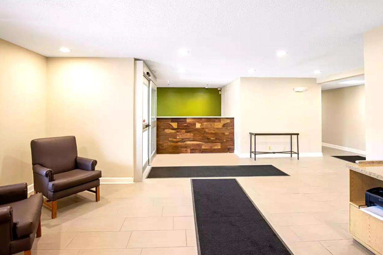 Norwood Inn & Suites Milwaukee Butler Bagian luar foto
