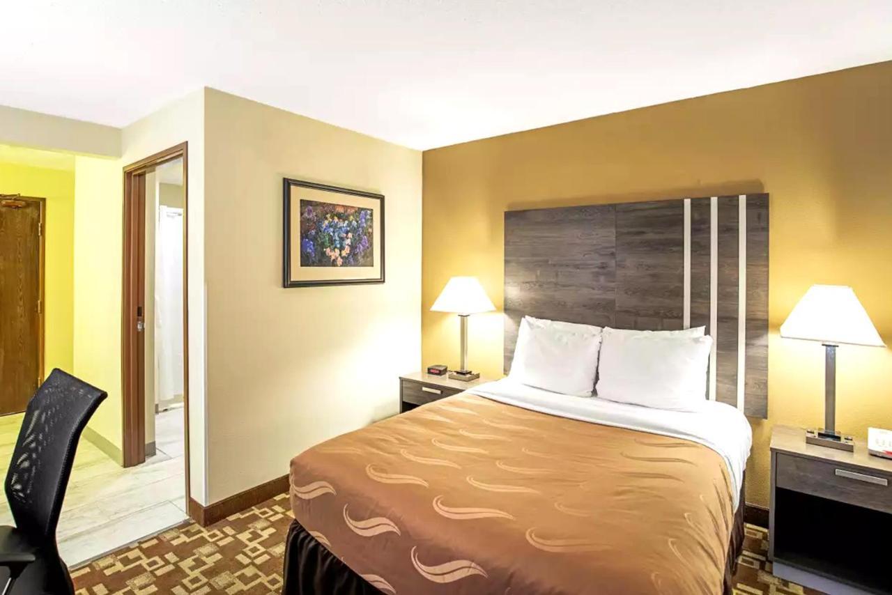 Norwood Inn & Suites Milwaukee Butler Bagian luar foto