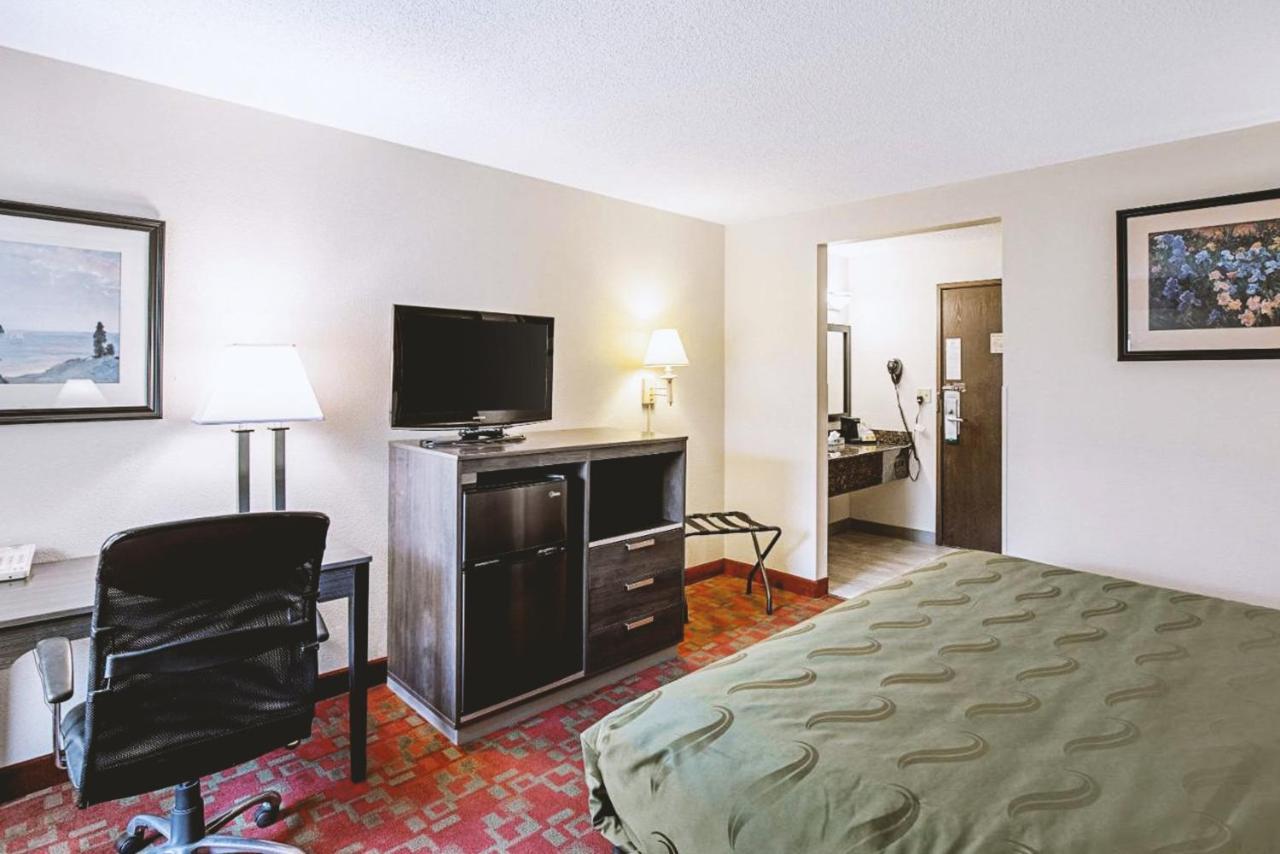 Norwood Inn & Suites Milwaukee Butler Bagian luar foto