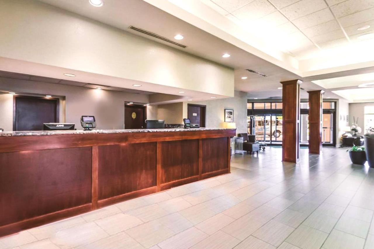 Norwood Inn & Suites Milwaukee Butler Bagian luar foto