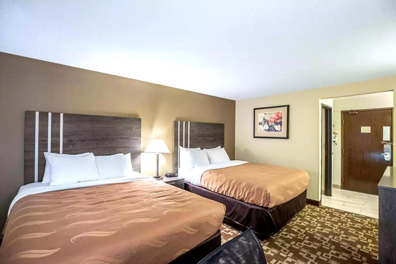 Norwood Inn & Suites Milwaukee Bagian luar foto