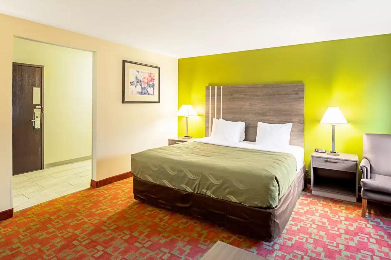 Norwood Inn & Suites Milwaukee Butler Bagian luar foto