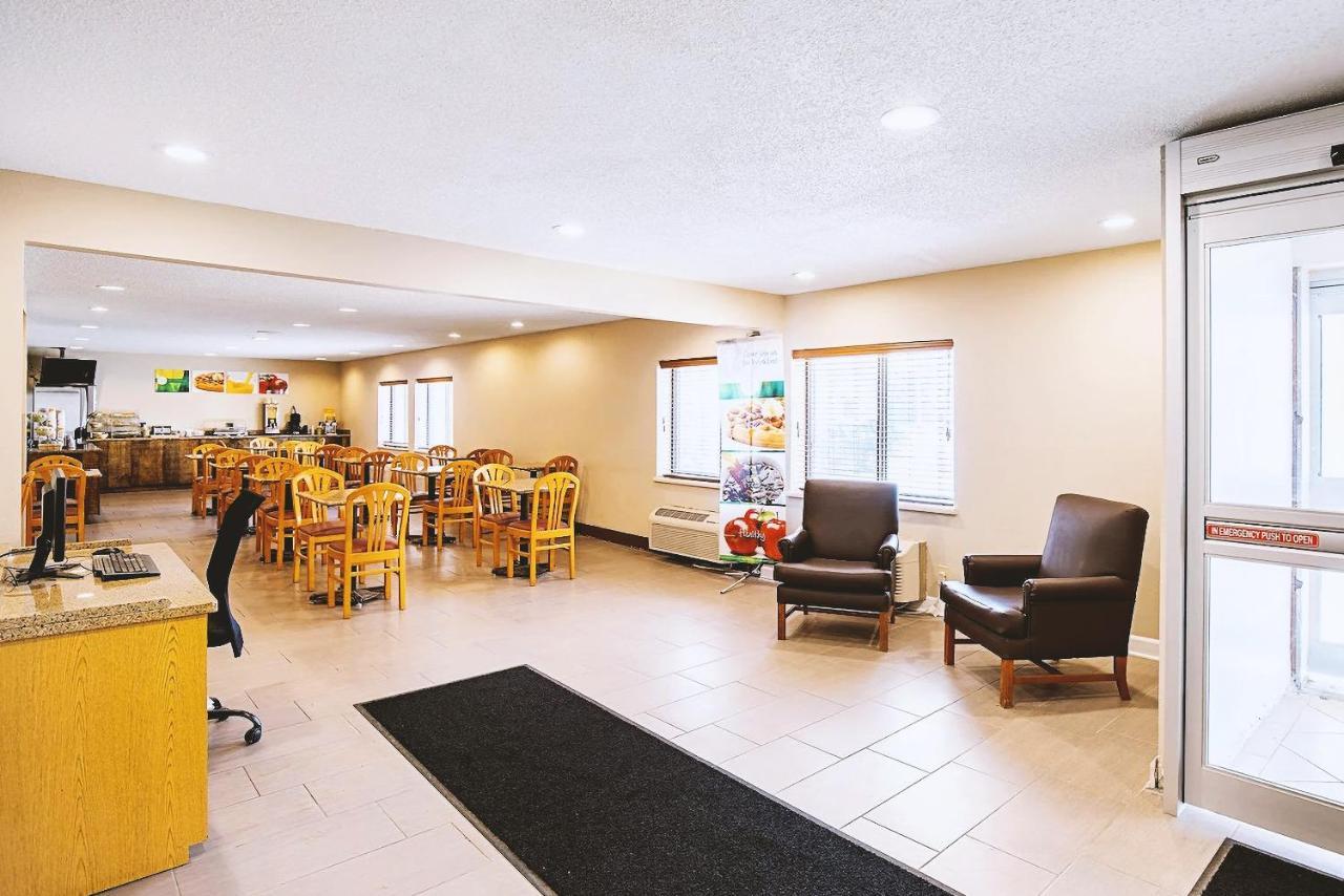 Norwood Inn & Suites Milwaukee Butler Bagian luar foto