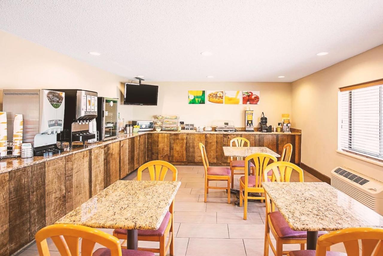 Norwood Inn & Suites Milwaukee Butler Bagian luar foto