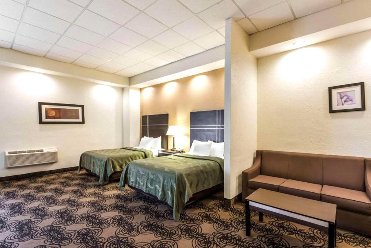Norwood Inn & Suites Milwaukee Butler Bagian luar foto