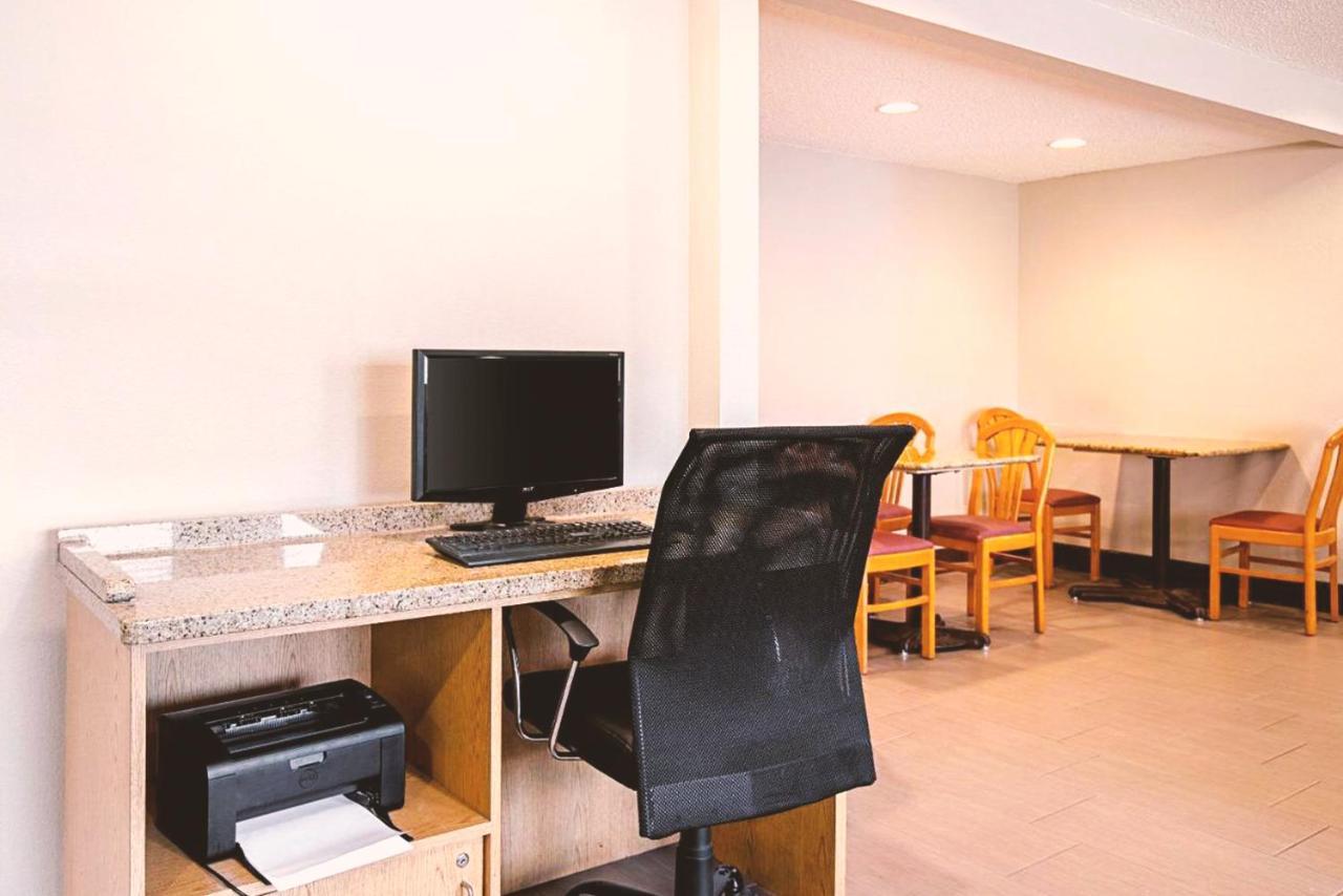 Norwood Inn & Suites Milwaukee Butler Bagian luar foto