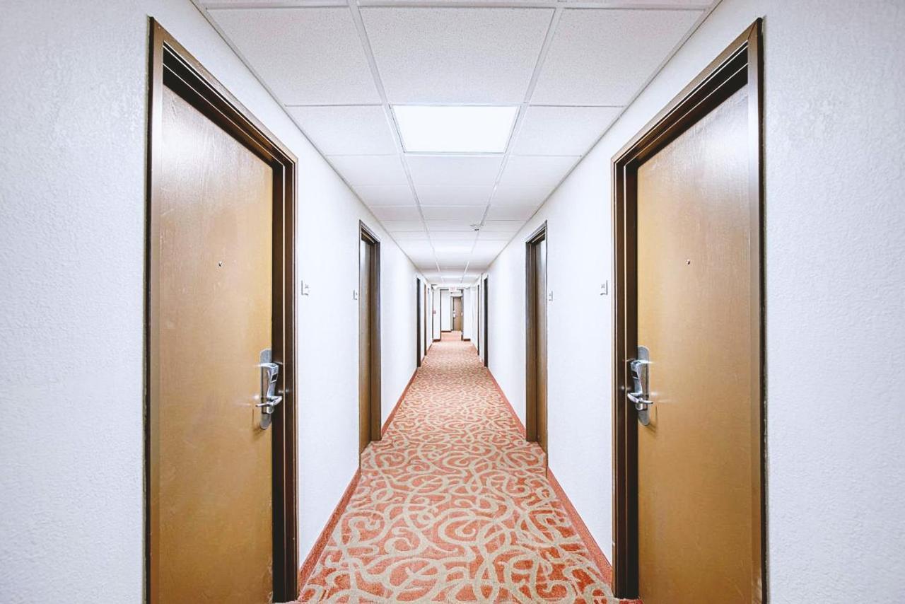Norwood Inn & Suites Milwaukee Butler Bagian luar foto
