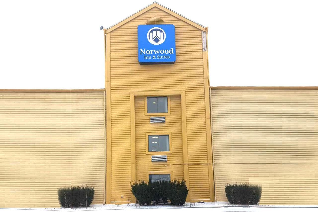 Norwood Inn & Suites Milwaukee Butler Bagian luar foto