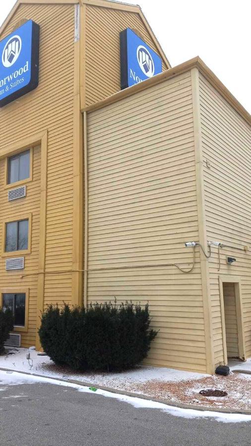 Norwood Inn & Suites Milwaukee Butler Bagian luar foto